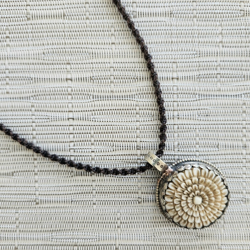 NECKLACE CARVED FLOWER